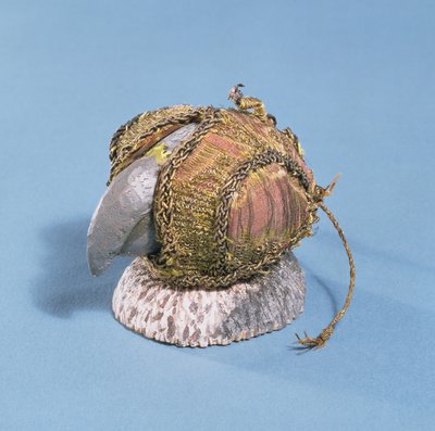 Jestřábí kápě ze sbírky The Tradescant Collection, konec 15.-začátek 16. století (kůže, červená látka, zlatá nit a řetízky) od Unbekannt Unbekannt