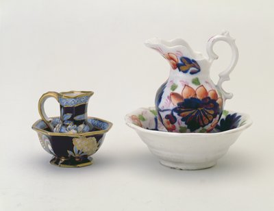 Vlevo: Crown Staffordshire džbán a umyvadlo a vpravo: velšský balusterový džbán a umyvadlo (keramické) od Unbekannt Unbekannt