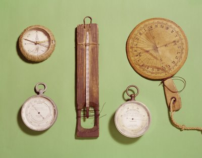 Scottsův kompas, teploměr, sluneční hodiny, barometr a stupnice nadmořské výšky používané na antarktické expedici, 1910-12 od Unbekannt Unbekannt