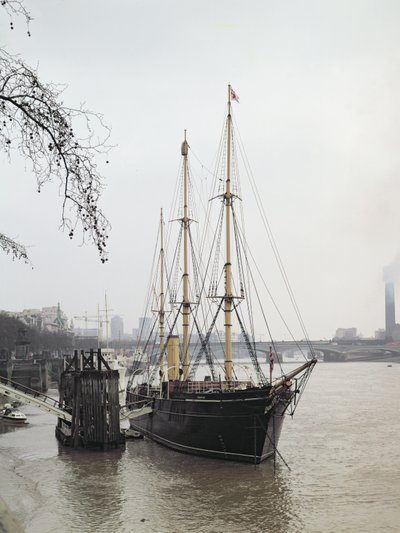 Pohled na řeku Temži s RRS Discovery, plavil se Scott do Antarktidy v letech 1901-04 od Unbekannt Unbekannt
