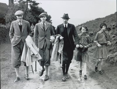 10. vévoda se svými čtyřmi dětmi, Billym, Andrewem, Anne a Elizabeth v Bolton Abbey, kolem roku 1938 (černobílá fotografie) od William M. Timlin