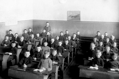 Chlapecká třída, žáci jsou v uniformách. od Unbekannter Künstler