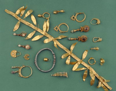 Sbírka helénistických, byzantských a římských šperků včetně zlatého diadému, stříbrného náramku z východního Středomoří, srpkovitých přívěsků a zlaté fibuly od 3. do 1. století našeho letopočtu (zlato, stříbro) od Unbekannt