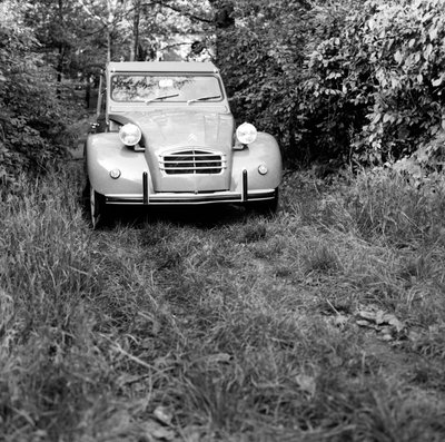 Rodina Cestující ve svém Citroenu 2CV, Monza od Bartolome Esteban and studio Murillo
