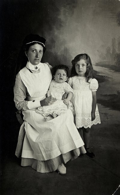 „Zdravotní sestra“ pózující s dětmi ve dvacátých letech minulého století. od William M. Timlin