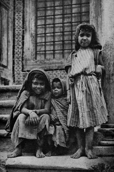 Afrika. Pouliční žebraví Arabové před mešitou v Tunisu. 1920 od Unbekannt