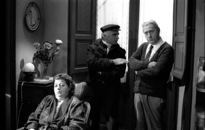 Alberto Sordi, Mario Monicelli a Shelley Winters na scéně "Un borghese piccolo piccolo", režie Mario Monicelli od Unbekannt