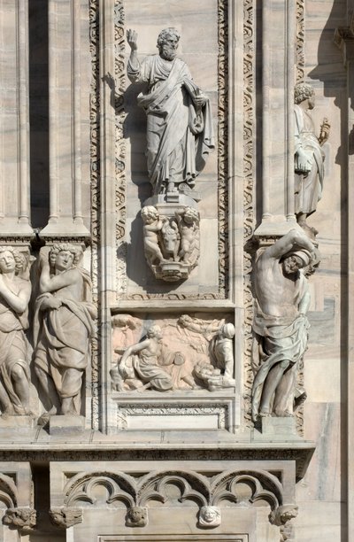 Architektura: socha svatého Lukáše (1811) a nízký reliéf představující zjevení anděla Samsonově matce (1659). Detail fasády katedrály (kopule nebo duomo) Milána Itálie od Unbekannt