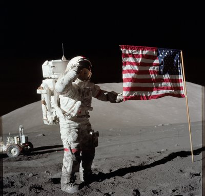 Astronaut Eugene A. Cernan, velitel Apolla 17, je vyfotografován vedle rozmístěné vlajky Spojených států během lunární povrchové extravehikulární aktivity (EVA) na místě přistání Taurus-Littrow. Zdá se, že nejvyšší část vlajky ukazuje k naší planetě od Unbekannt