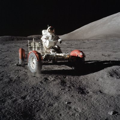 Astronaut Eugene Cernan řídí Lunar Roving Vehicle během první EVA od Unbekannt