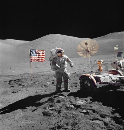 Astronaut Eugene Cernan kráčí směrem k LRV během EVA od Unbekannt