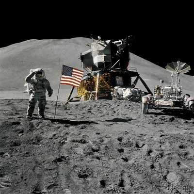 Astronaut Jim Irwin zdraví americkou vlajku během mise Apollo 15 od Unbekannt