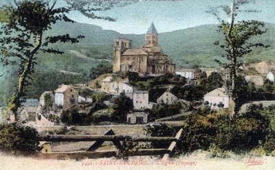 Auvergne, Puy-de-Dome (63), Saint Nectaire (Saint-Nectaire): pohled na vesnici a kostel, konec 19.-začátek 20. století - Pohlednice od William M. Timlin