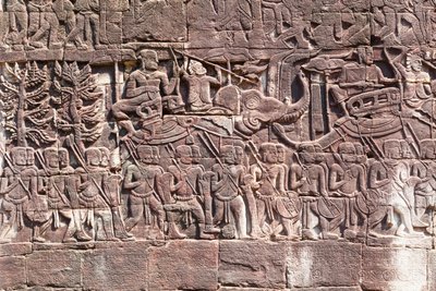 Basreliéfy na západní straně chrámu Bayon zobrazující pochodující khmerské vojáky, archeologické naleziště Angkor, Kambodža (foto) od Unbekannter Künstler