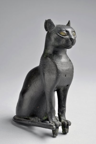 Bastet. Soška z bronzové formy (kov). Nízká epocha (750-332 př. n. l.) Egypt - rozměr v cm 13 - inventární číslo 735, Musee d