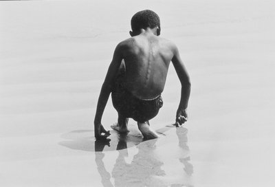 Chlapec si hraje v písku na Coney Island, Untitled 30, c.1953-64 (č/b foto) od Unbekannter Künstler