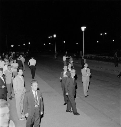 ZAMĚSTNANCI KASINA VE STÁVCE - BENÁTKY - 1961 od Unbekannt