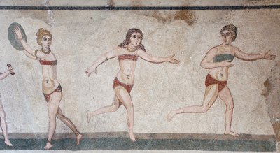 Komnata deseti dívek nebo mozaika „Bikini girls“. Celkový pohled na horní panel: váha, házení disku a běh. 3. - 4. století. Římská vila Casale, Sicílie. památka UNESCO. od William M. Timlin