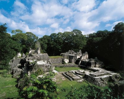 Präkolumbische Zivilisation: Blick auf die Maya-Stätte Uaxactun von 