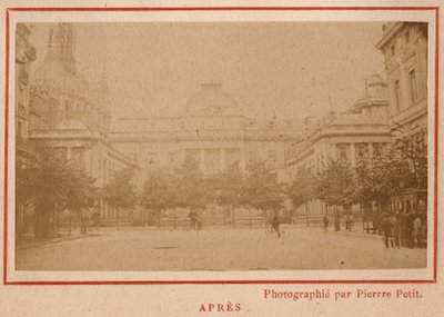 Commune de Paris (1871): pohled na Palais de Justice v Paříži po požáru v květnu 1871. Fotografie Pierra Pepetita. Tisk na karton, Rozm. Rozměr 9 x 5,4 cm od Unbekannt