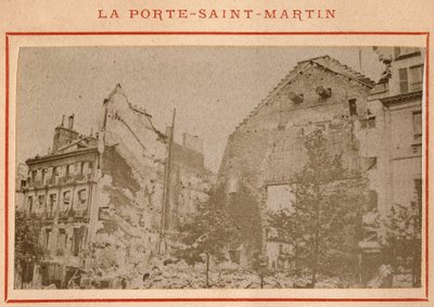 Commune de Paris (1871): pohled na Porte Saint Martin v Paříži zničené v květnu 1871. Fotografie Pierra Pepetita. Tisk na karton, Rozm. Rozměr 9 x 5,4 cm od Unbekannt