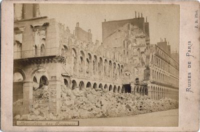 Commune de Paris: pohled na ruiny ministerstva financí v Paříži v květnu 1871. Fotografie J.R. Dim. 16,3 x 10,8 cm od Unbekannt