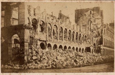 Pařížská komuna (1871): pohled na ministerstvo financí po požáru v květnu 1871. Fotografie. Tisk na karton Rozm. Rozměr 10 x 6,9 cm od Unbekannt