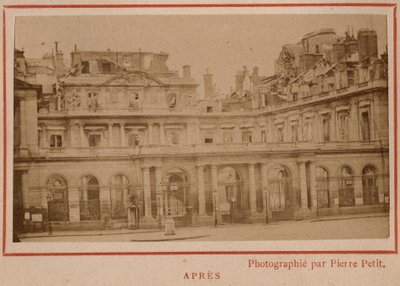 Pařížská komuna (1871): pohled na Palais-Royal (Palais Royal) v Paříži po požáru v květnu 1871. Fotografie Pierra Pepetita. Tisk na karton, Rozm. Rozměr 9 x 5,4 cm od Unbekannt