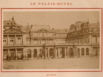 Pařížská komuna (1871): pohled na Palais-Royal (Palais Royal) v Paříži před požárem v květnu 1871. Fotografie Pierra Pepetita. Tisk na karton, Rozm. Rozměr 9 x 5,4 cm od Unbekannt