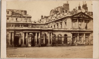 Pařížská komuna (1871): pohled na Palais-Royal po požáru v květnu 1871. Anonymní fotografie. Tisk na karton Rozm. Rozměr 10 x 6,9 cm od Unbekannt