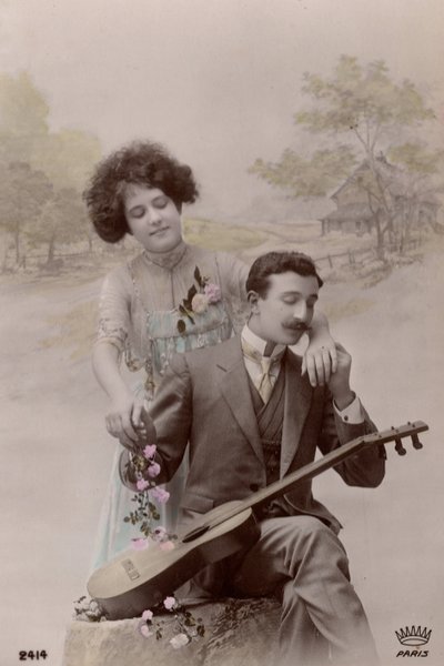 Pár s květinami a španělskou kytarou, Francie, cca 1910 (pohlednice) od Unbekannter Künstler