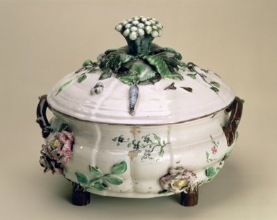 Krytá mísa, zdobená aplikovaným ornamentem z květin a zeleniny, od Johana Ludwiga Eberharda Ehrenreicha (1722-1803), Marieberg, konec 18. století (keramika) od Unbekannt
