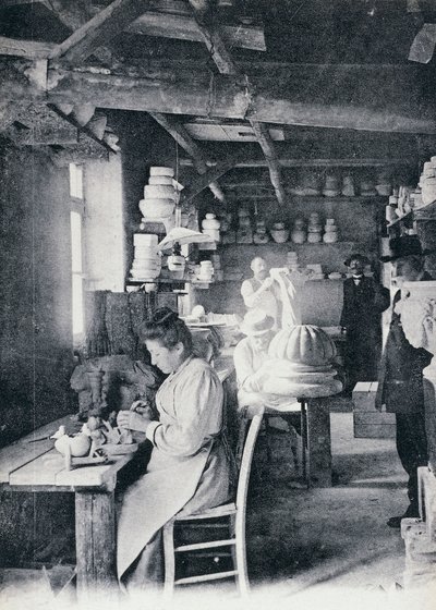 Řemeslníci při výrobě umělecké keramiky Vallauris, cca 1900, pohlednice, Francie, 20. století od William M. Timlin