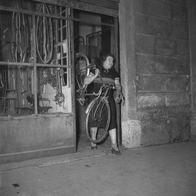Cyklistka Alfonsina Strada (Alfonsa Rosa Maria Morini) vycházející ze svého obchodu na ulici Varesina 80, Milán, Itálie od Unbekannter Künstler
