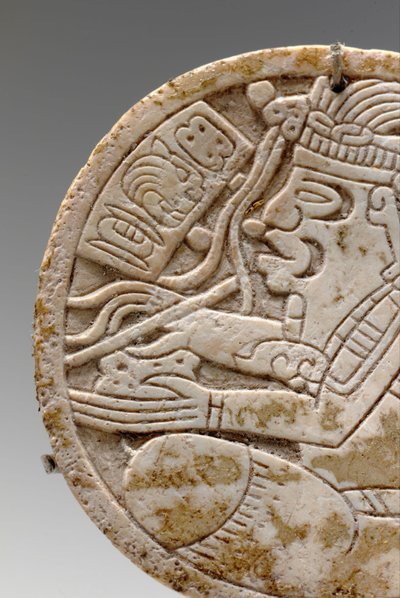 Detail z mayského mušlového rondelu, zobrazující písaře se zkříženýma nohama s perem v ruce, cca 550-950 od Unbekannt