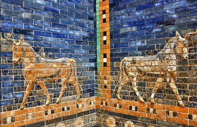 Detail z rekonstrukce Ištařiny brány z 30. let 20. století dokončené s použitím původních cihel z doby kolem 575 př. n. l., Pergamon Museum, Berlín, Německo (foto) od Unbekannter Künstler