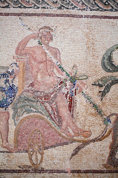 Detail Dionýsova triumfu - Návrat boha z vojenské výpravy do Indie - Dionysos sedící na voze taženém dvěma pantery - Pafosské mozaiky, Dionýsův dům, konec 2. století našeho letopočtu - konec 2. století našeho letopočtu - Kypr - Triumf od William M. Timlin