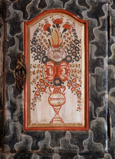Dveře ručně vyráběné dřevěné skříně s ručně malovanou květinovou výzdobou, San Giovanni, Trentino-Alto Adige, Itálie, Detail od William M. Timlin