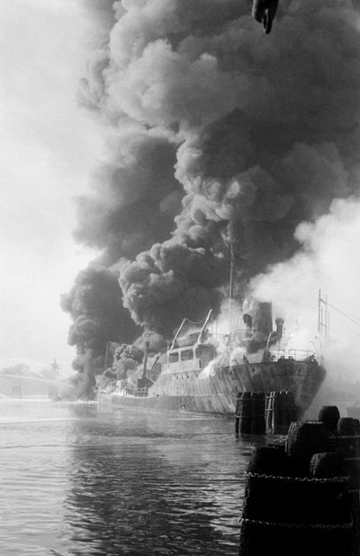VÝBUCH ROPNÍHO TANKERU "" ROSARIO PELLEGRINO "" V PORTO MARGHERA, Benátky - 1960 od Unbekannt
