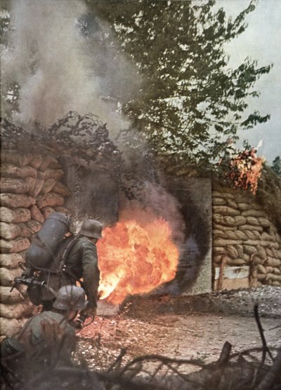 Oheň a smrt, Opevněný sovětský tábor vybuchuje plamenomety, z časopisu Signal, č. 14, druhé vydání z července 1942 (foto) od Unbekannter Künstler