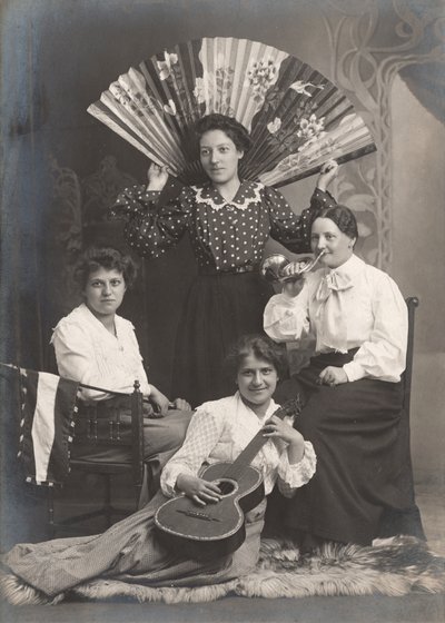 Čtyři dámy s lesním rohem, kytarou a ventilátorem, Francie, kolem roku 1920 (černobílá fotografie) od Unbekannter Künstler