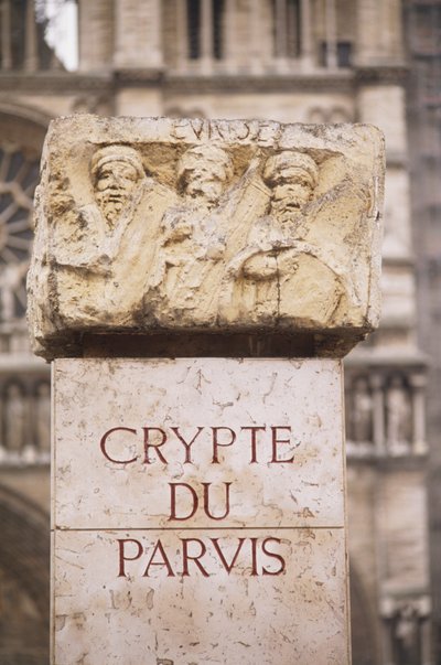 Francie, Paříž, Crypte du Parvis nápis v archeologické kryptě, na Ile de la Cite, kámen s nápisem a řezbami. od Unbekannt