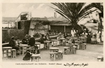 Francouzi a Maročané v Oudaya Café, Rabat od Unbekannter Künstler