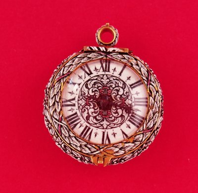 Francouzské kapesní hodinky se zlatým smaltovaným reliéfem s bílými květy a listy s černými znaky, od Goullons, kolem 1650 (viz také 66858) od Unbekannt