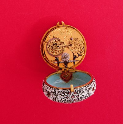 Francouzské kapesní hodinky se zlatým smaltovaným reliéfem s bílými květy a listy s černými znaky, Goullons, cca 1650 (zobrazuje vnitřní štítek, viz také 66857) od Unbekannt