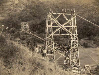 Fresno, Kalifornie: 1890 Tato fotografie C.C. Curtis ukazuje most Smith and Moore přes řeku Kings River, který je součástí náhonu postaveného Hiramem T. Smithem a Austinem D. Moorem k přepravě dřeva ze Sierry pro jejich společnost Kings River Lumber od Unbekannt