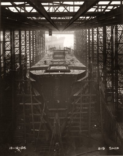 Portálový jeřáb v provozu nad nákladní lodí „Northbank“ v loděnici William Doxford & Sons, Sunderland od Unbekannter Künstler