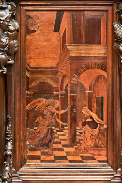 Janov, Duomo (katedrála svatého Vavřince), uvnitř, presbytář, apsida, chór, jižní strana: "Zvěstování", dřevěná intarzie od Gian Michele De