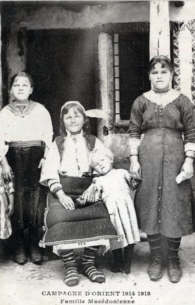 Řecko, Makedoine: portrét makedonské rodiny - Pohlednice 1914-1918 od William M. Timlin