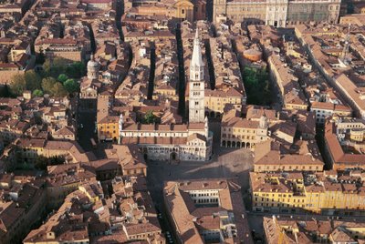 Itálie, Emilia Romagna, Modena, letecký pohled na město s katedrálou od Benjamin Baud
